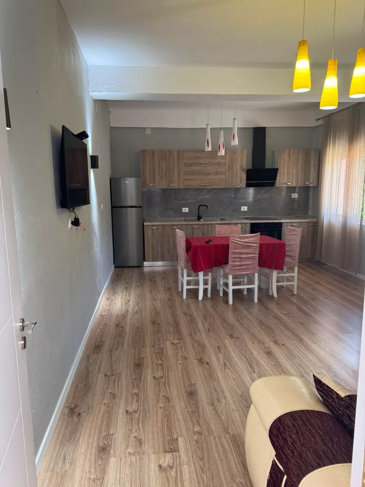 Tirane, jepet me qera apartament 2+1 Kati 1, 360 € (Neco Muko, Shkozë)