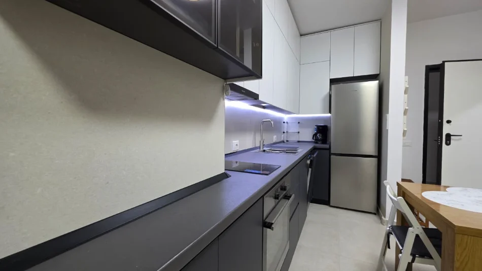 ****Tirane, Me Qera 1+1, 60 m² 550 € (***Pronari****)