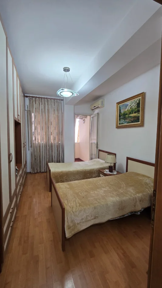 Tirane, jepet me qera apartament 2+1+Ballkon Kati 4, 106 m² 700 € (Kristal)