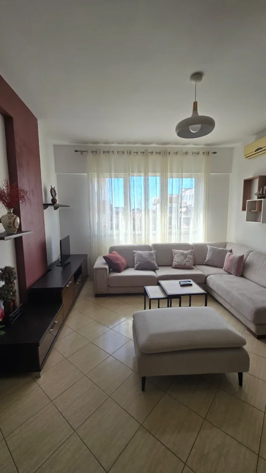 Tirane, jepet me qera apartament 2+1+Ballkon Kati 4, 106 m² 700 € (Kristal)