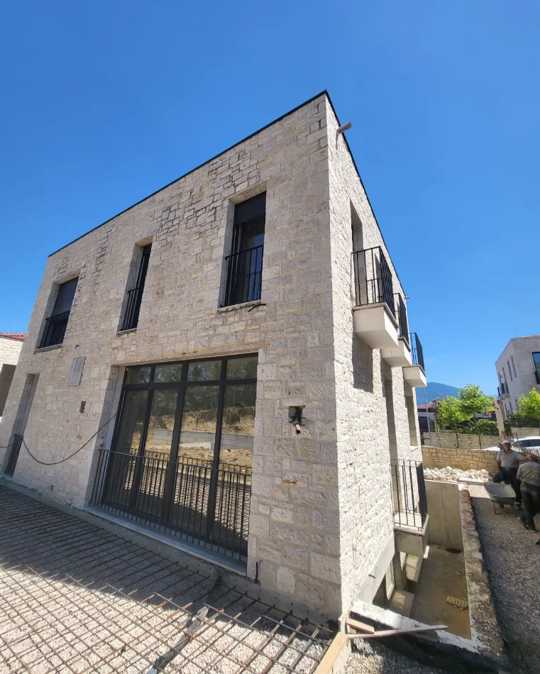 Tirane, jepet me qera Vile Vile 2 Katshe Kati 3, 200 m² 4.000 € (Teg)