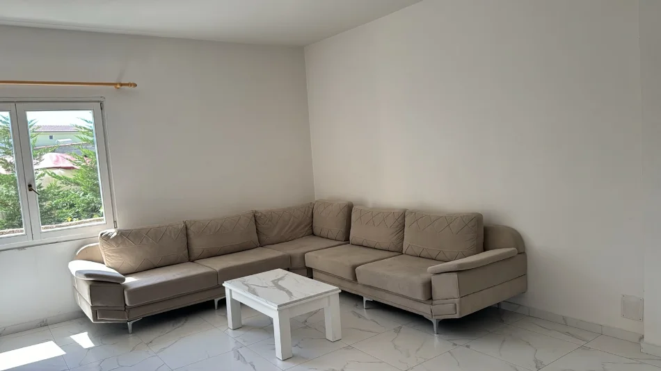 Tirane, jepet me qera shtepi 1+1 Kati 3, 100 m² 350 € (Rruga Korabi)