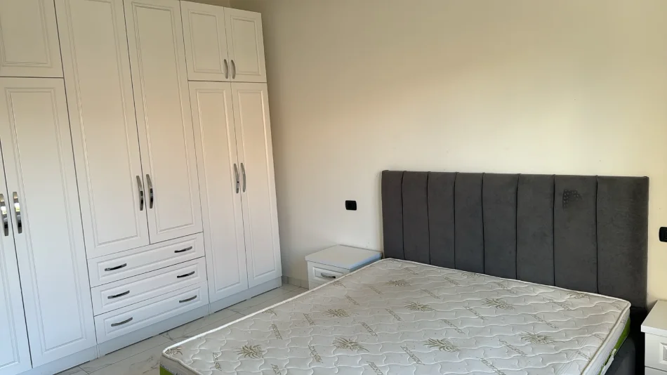 Tirane, jepet me qera shtepi 1+1 Kati 3, 100 m² 350 € (Rruga Korabi)