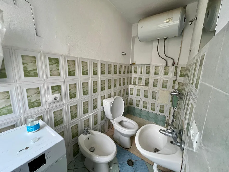Tirane, jepet me qera apartament 1+1 Kati 5, 60 m² 400 € (Tek Drejtoria e Policise Bryl)