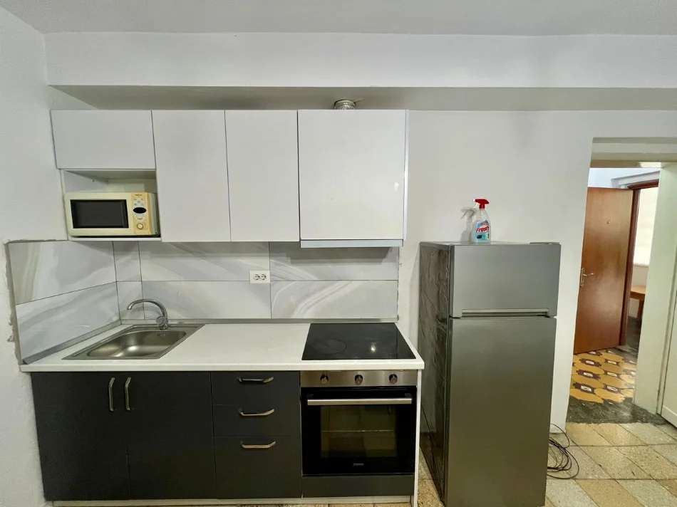 Tirane, jepet me qera apartament 1+1 Kati 5, 60 m² 400 € (Tek Drejtoria e Policise Bryl)