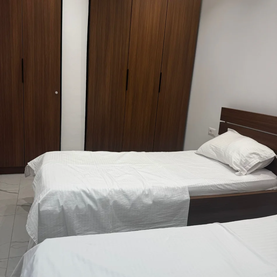 Tirane, jepet me qera  Banesë, 1+1 Kati 1, 55m², 500 €, tek 5 Maj, Tiranë.