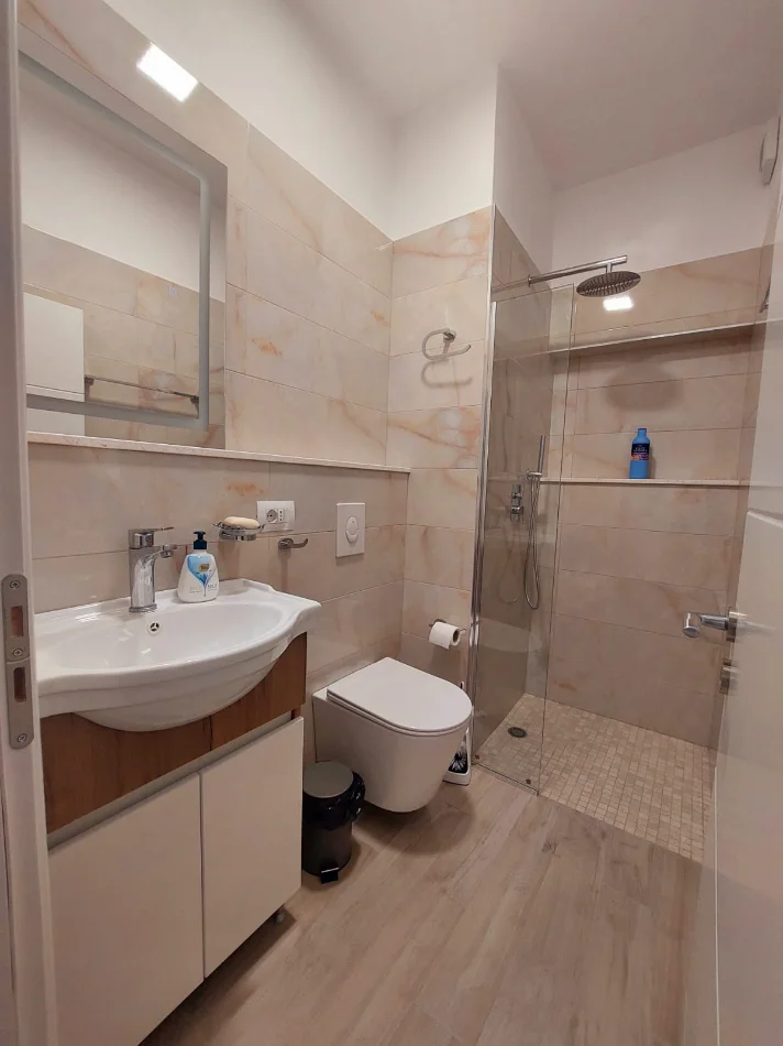 Tirane, jepet me qera apartament 1+1+Ballkon Kati 5, 70 m² 585 € (Myslym Shyri)