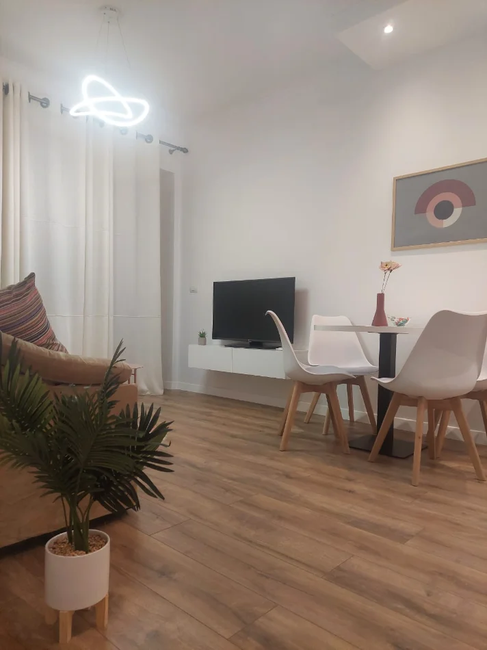 Tirane, jepet me qera apartament 1+1+Ballkon Kati 5, 70 m² 585 € (Myslym Shyri)