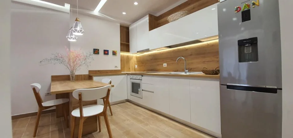 Tirane, jepet me qera apartament 1+1+verande Kati 4, 100 m² 600 € (21 Dhjetori)