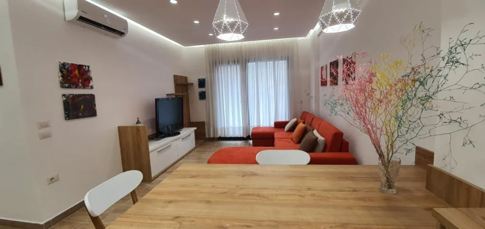 Tirane, jepet me qera apartament 1+1+verande Kati 4, 100 m² 600 € (21 Dhjetori)