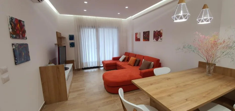 Tirane, jepet me qera apartament 1+1+verande Kati 4, 100 m² 600 € (21 Dhjetori)