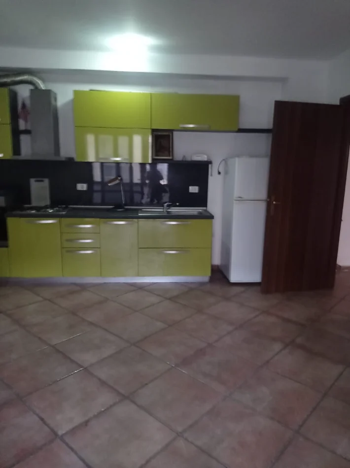 Tirane, jepet me qera zyre Kati 3, 60 m² 600 € (Rruga Islam Alla)