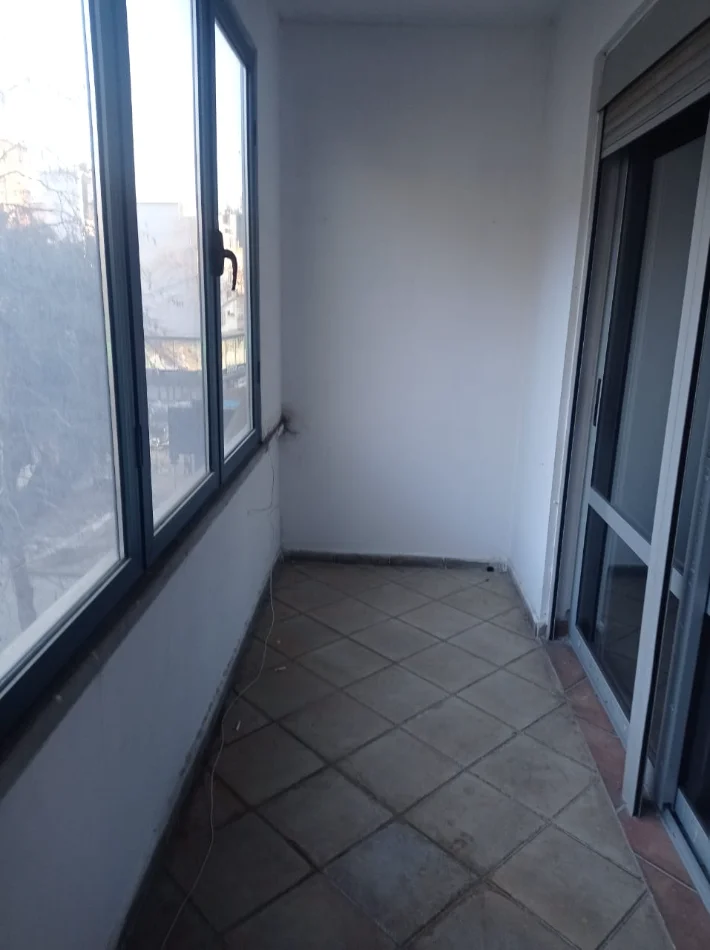 Tirane, jepet me qera zyre Kati 3, 60 m² 600 € (Rruga Islam Alla)