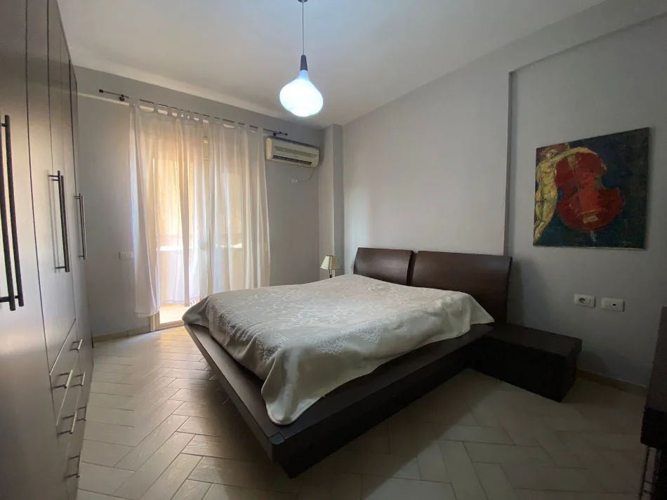 Tirane, Jepet me Qera Apartament 2+1+2Tualete,Mobiluar,Çmimi 55.000 Lekë të Reja, tek DON BOSKO, Tiranë.