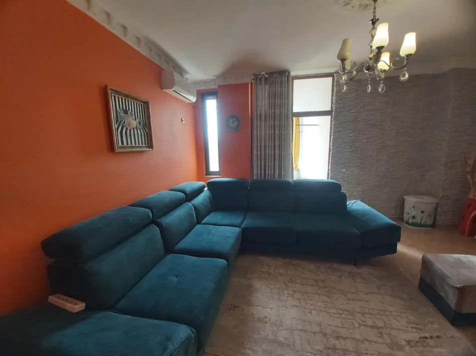 Tirane, jepet me qera Apartament 2+1 Kati 6, 95 m², Çmimi 55.000 Lekë të Reja,tek Kompleksi Grand, Tregu Elektrik, Tiranë)