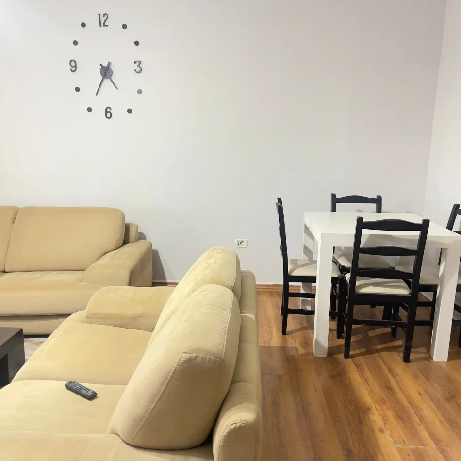 Tirane, jepet me qera Apartament 1+1 Kati 4, 70 m², Çmimi 50.000 Lekë të Reja,në Xhamllik Tiranë.