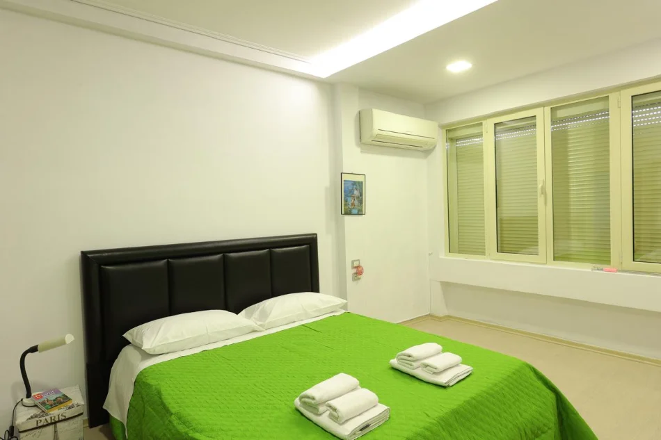 Tirane, shitet apartament 2+1 Kati 8, 118 m² Çmimi 190 milion lekë të vjetra, tek Kompleksi Grand, tek Tregu Elektrik, Tiranë.)