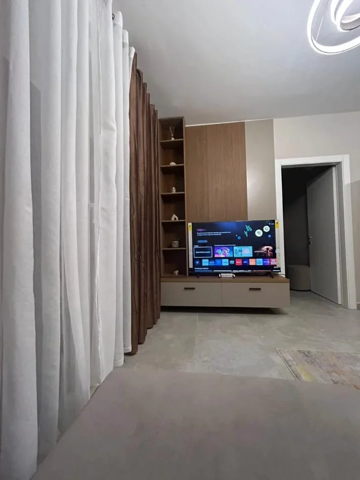Tirane, jepet me qera Apartament 1+1, Kati 12, Çmimi 50.000 Lekë të Reja,(Kompleksi Golden Park, Përball Spitalit Amerikan 3, Yzberisht,Tiranë)