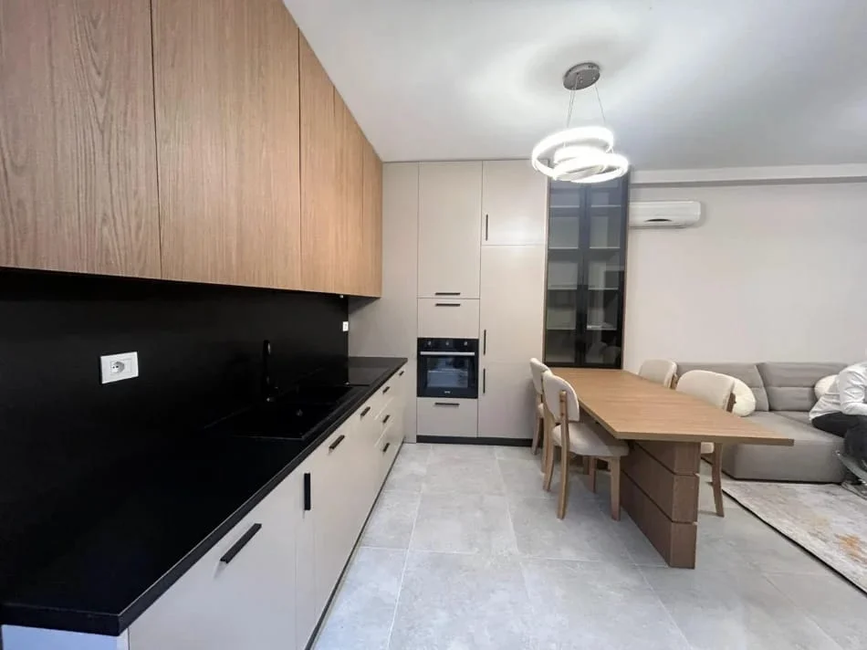 Tirane, jepet me qera Apartament 1+1, Kati 12, Çmimi 50.000 Lekë të Reja,(Kompleksi Golden Park, Përball Spitalit Amerikan 3, Yzberisht,Tiranë)