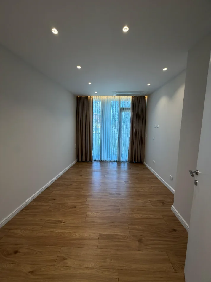 Tirane, jepet me qera zyre Kati 3, 120 m² 1.600 € (Liqeni Artificial)
