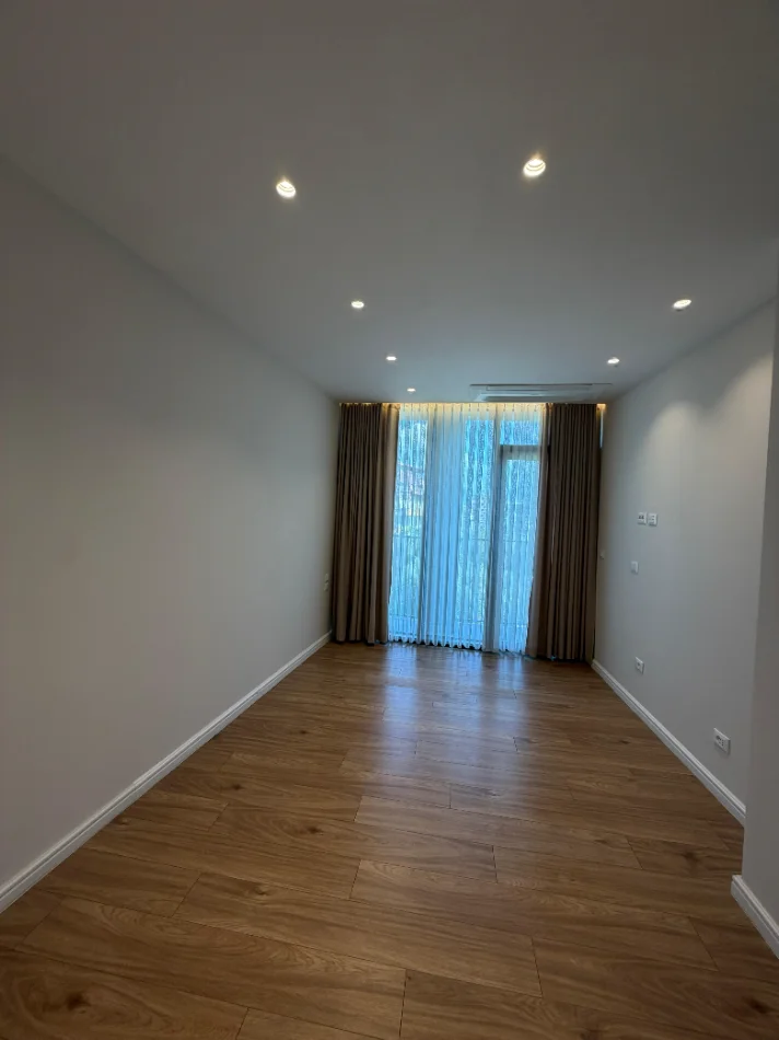 Tirane, jepet me qera zyre Kati 3, 120 m² 1.600 € (Liqeni Artificial)