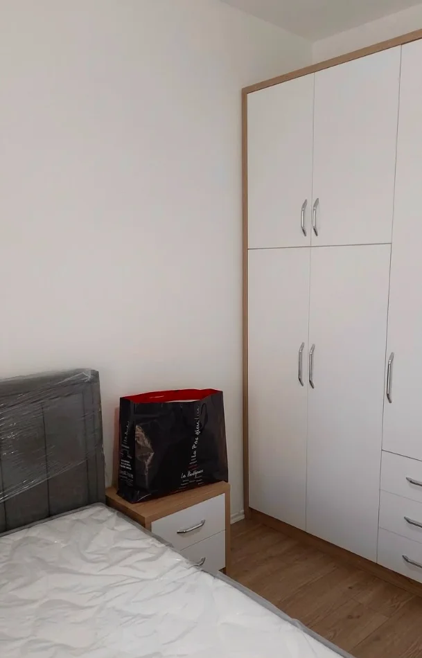 Tirane, jepet me qera shtepi 1+1+Ballkon Kati 1, 68 m² (Grande gallery yzberisht)