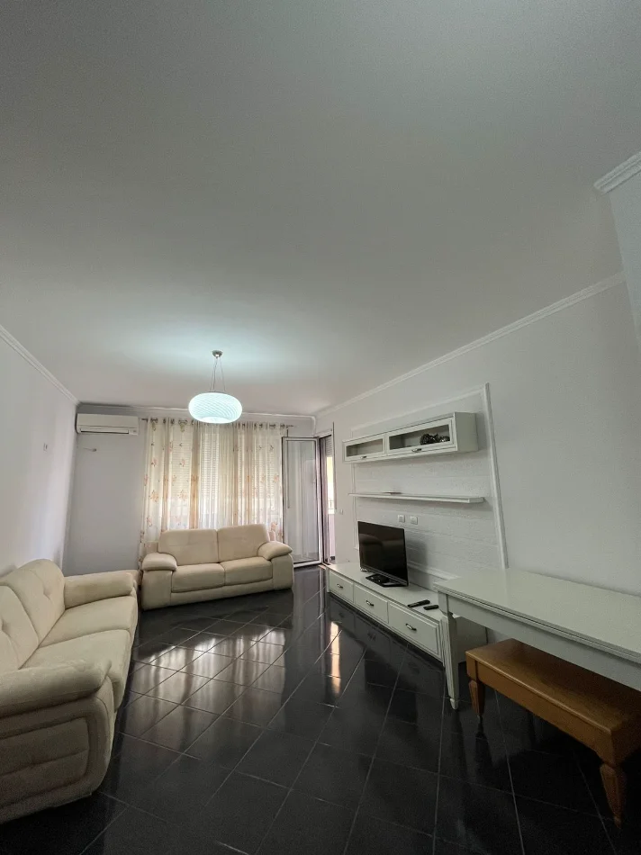 Tirane, Jepet me Qera Apartament 2+1+ 2 Tualete,,i Mobiluar, Çmimi 450 Euro, në FRESK,Tiranë.