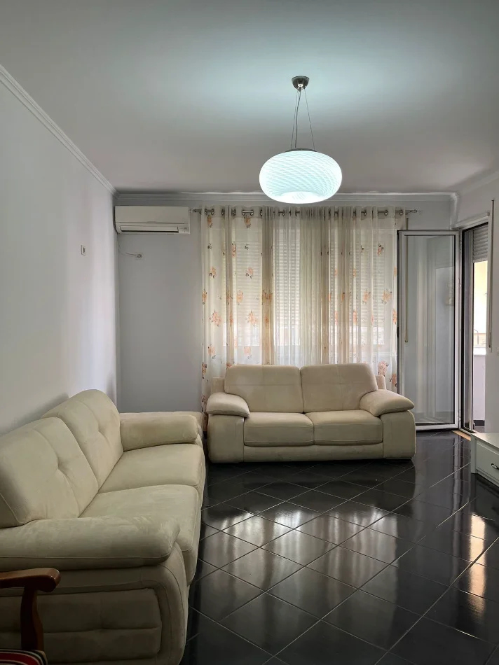 Tirane, Jepet me Qera Apartament 2+1+ 2 Tualete,,i Mobiluar, Çmimi 450 Euro, në FRESK,Tiranë.