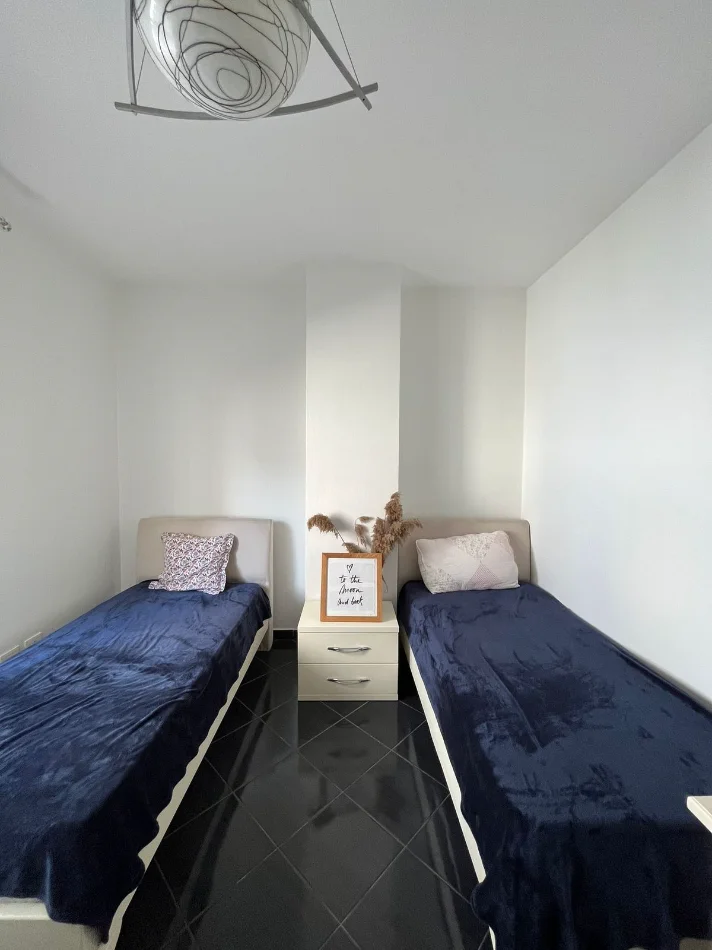 Tirane, Jepet me Qera Apartament 2+1+ 2 Tualete,,i Mobiluar, Çmimi 450 Euro, në FRESK,Tiranë.