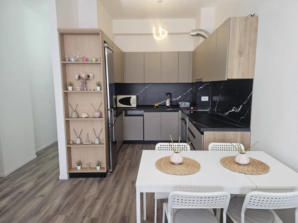 Tirane, jepet me qera apartament 2+1+Ballkon , 98 m² 620 € (Rruga e kavajes)