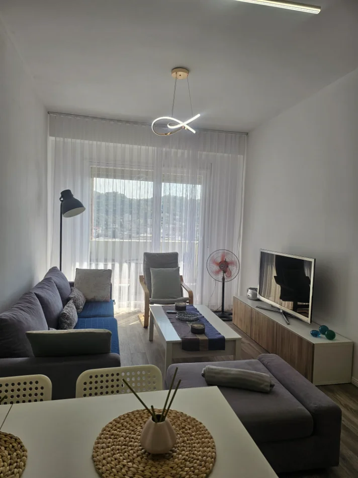 Tirane, jepet me qera apartament 2+1+Ballkon , 98 m² 620 € (Rruga e kavajes)