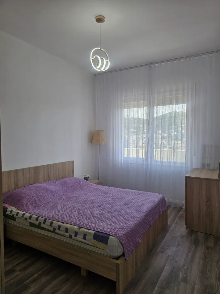 Tirane, jepet me qera apartament 2+1+Ballkon , 98 m² 620 € (Rruga e kavajes)