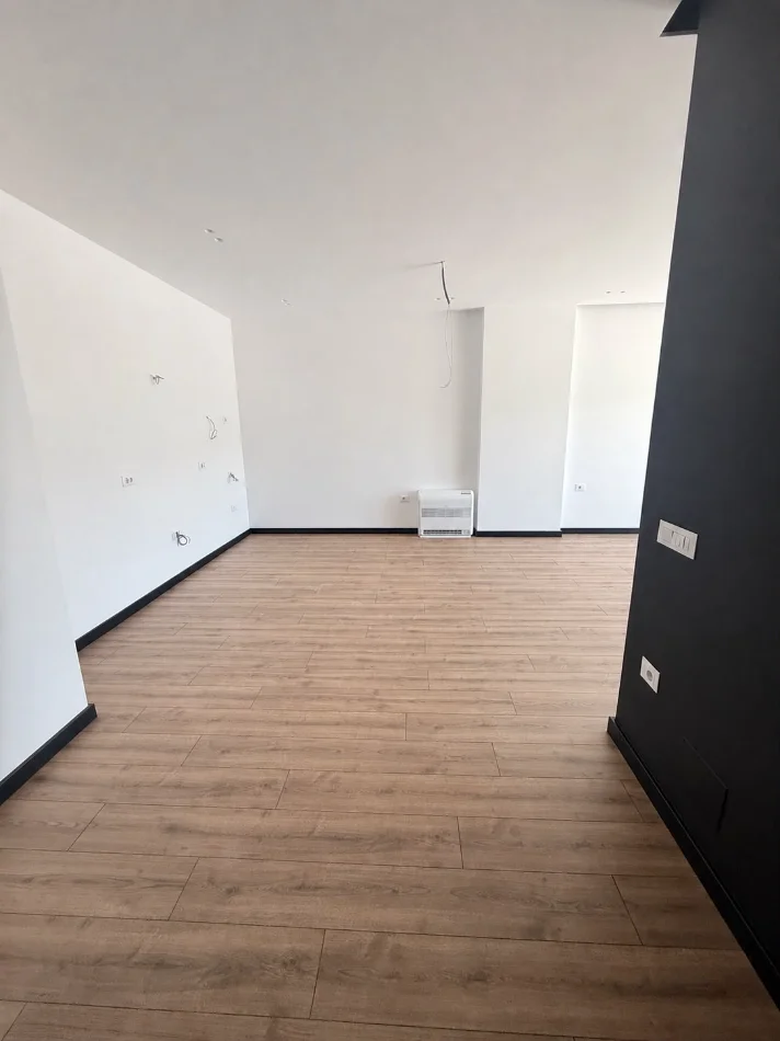 Tirane, shitet apartament 1+1+Ballkon Kati 4, 75 m² 229.000 € (Komuna e Parisit)