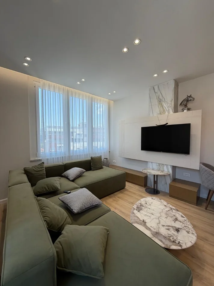 Tirane, jepet me qera apartament 1+1 Kati 7, 65 m² 550 € (Teodor keko)