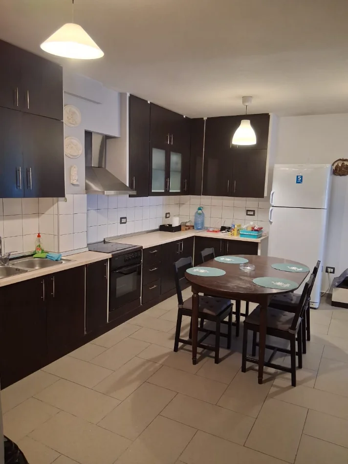 Tirane, jepet me qera apartament 2+1+Ballkon Kati 4, 103 m² 720 € (Shkolla Arben Broci Myslym Shyri)