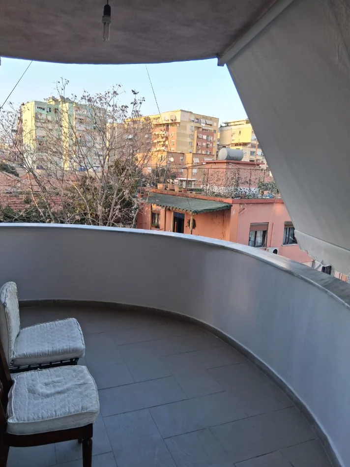 Tirane, jepet me qera apartament 2+1+Ballkon Kati 4, 103 m² 720 € (Shkolla Arben Broci Myslym Shyri)
