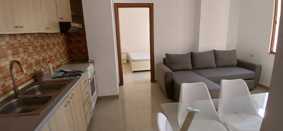 Tirane, jepet me qera apartament 1+1 Kati 1, 70 m² 700 € (Mine peza)