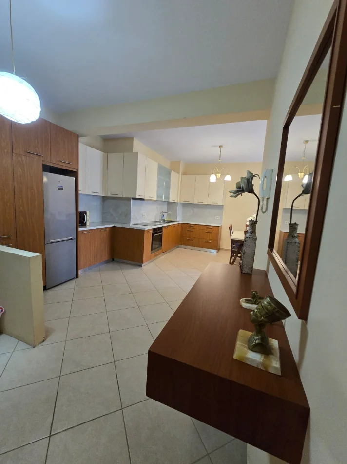 Tirane, jap me qera apartament 2+1 Kati 5, 120 m² 850 € (Zogu i zi)