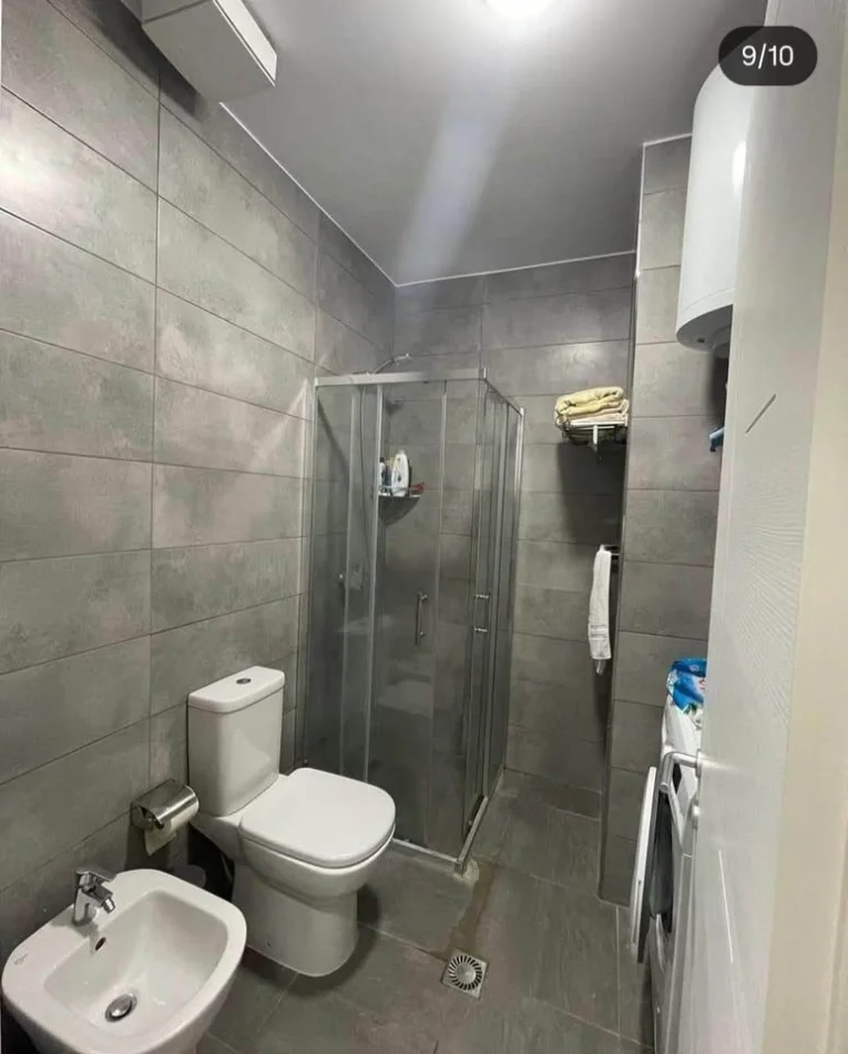 Tirane, jepet me qera apartament 1+1+Ballkon , 430 € (Kristal center)