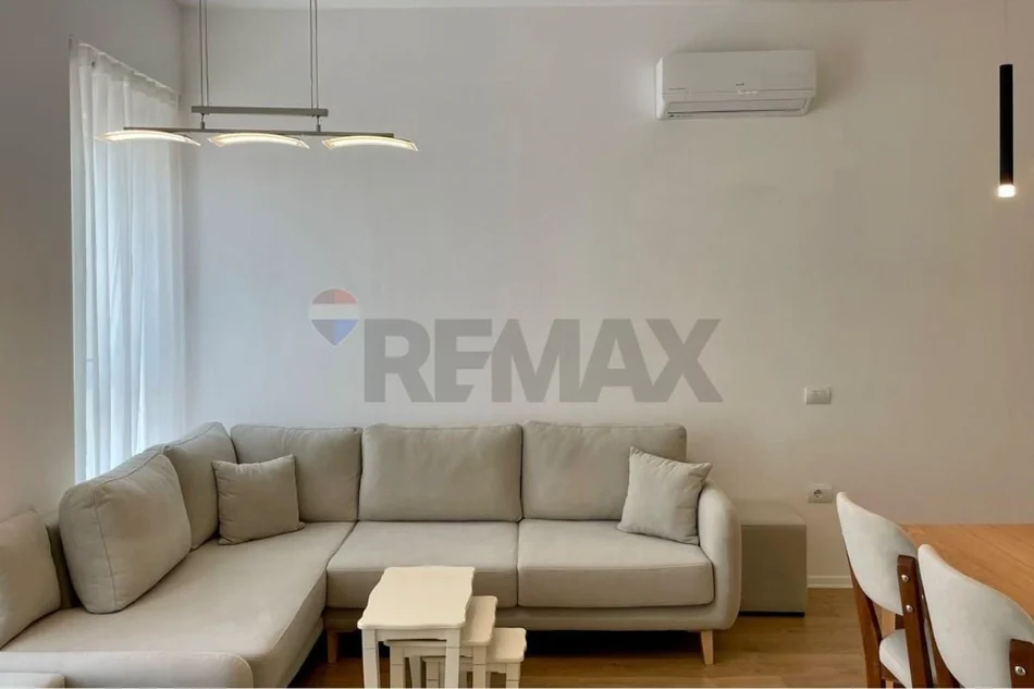 Tirane, jepet me qera apartament 1+1+Ballkon , 430 € (Kristal center)