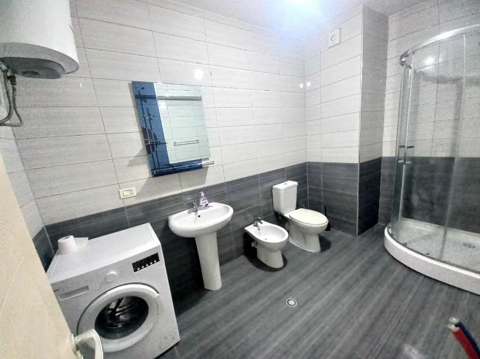 Tirane, jepet me qera Apartament 1+1 Kati 3, 65 m²,Mobiluar ,Çmimi 40.000 Lekë të Reja,, tek Terminali, Casa Italia, ,Tiranë