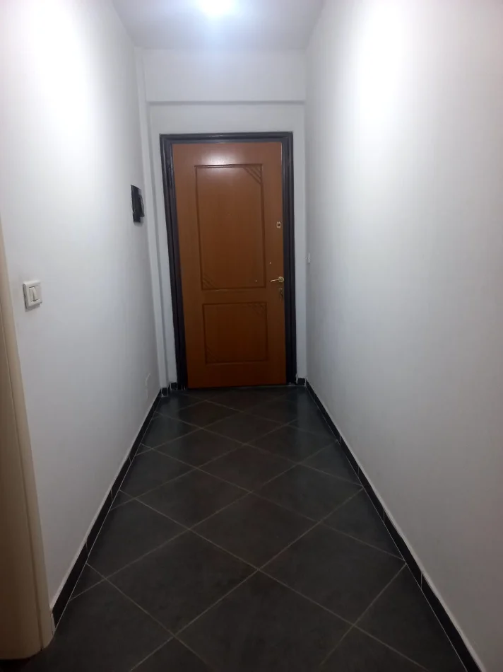 Tirane, jepet me qera Apartament 1+1 Kati 3, 65 m²,Mobiluar ,Çmimi 40.000 Lekë të Reja,, tek Terminali, Casa Italia, ,Tiranë