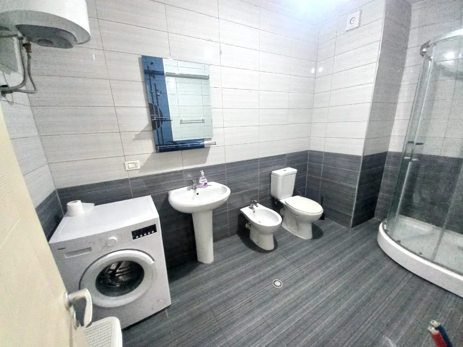 Tirane, jepet me qera Apartament 1+1 Kati 3, 65 m²,Mobiluar ,Çmimi 40.000 Lekë të Reja,, tek Terminali, Casa Italia, ,Tiranë