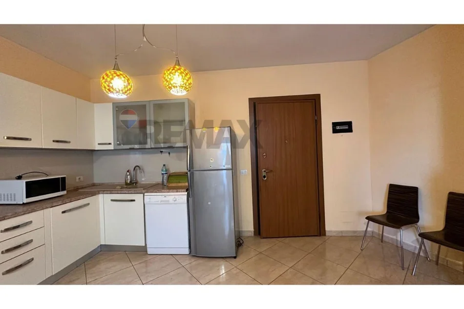 Tirane, jepet me qera apartament 1+1 , 650 € (Sheshi avni rustemi)