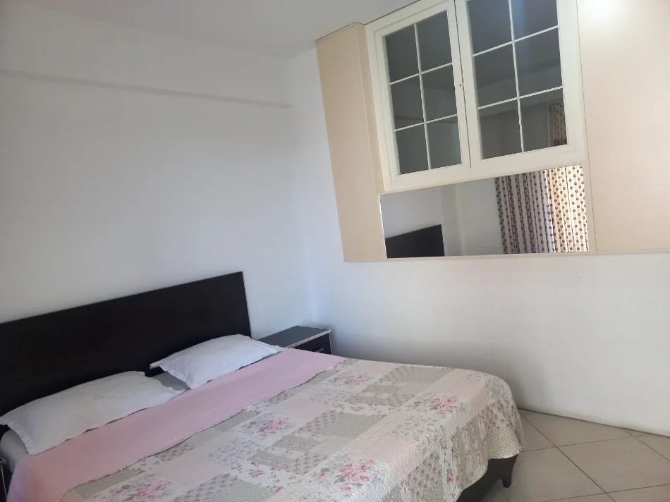 Tirane, jepet me qera Apartament 1+1 Kati 3, 65 m²,Mobiluar ,Çmimi 40.000 Lekë të Reja,, tek Terminali, Casa Italia, ,Tiranë