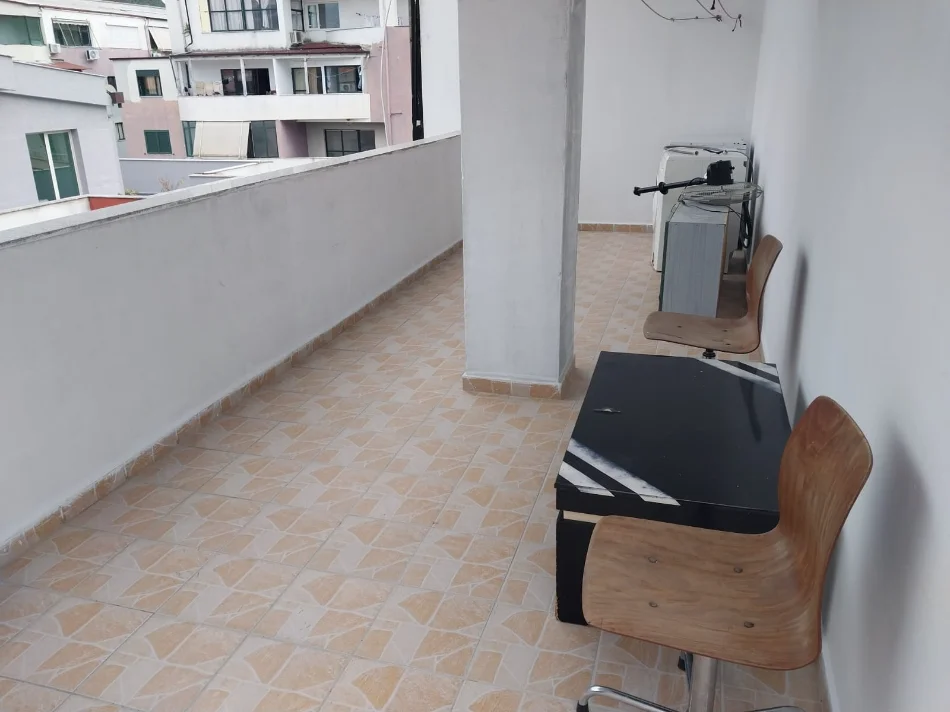 Tirane, jepet me qera apartament 1+1+Ballkon Kati 5, 70 m² 320 € (Rruga Muhamed Deliu)