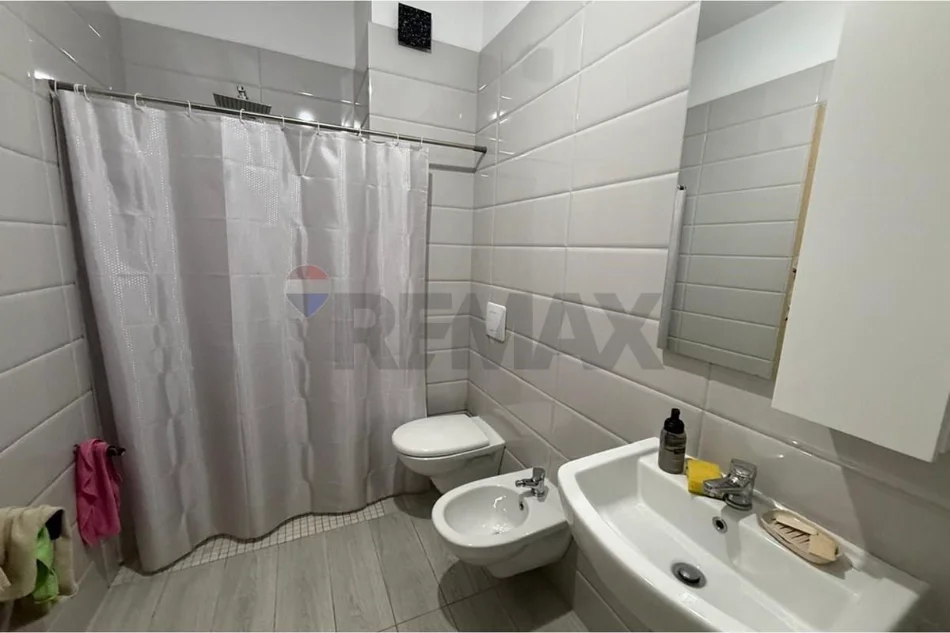 Tirane, jepet me qera apartament 1+1 , 500 € (Fusha Aviacionit)