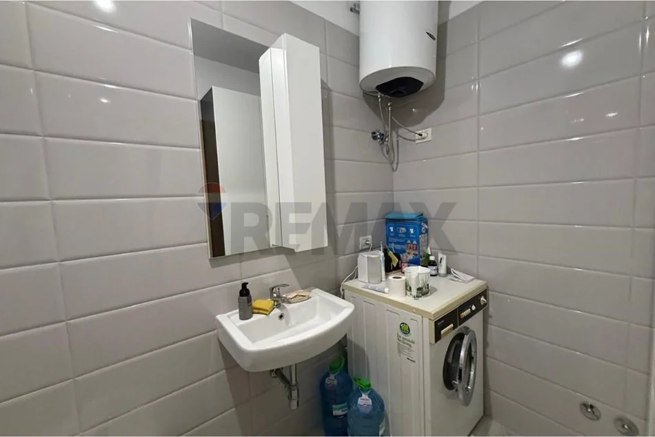 Tirane, jepet me qera apartament 1+1 , 500 € (Fusha Aviacionit)