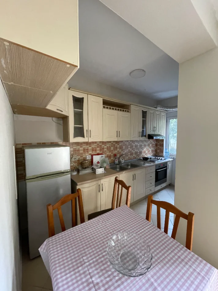 Tirane, jepet me qera apartament 2+1+Ballkon Kati 2, 120 m² 500 € (Pranë Fushës, Ali Demi ,Tiranë.)