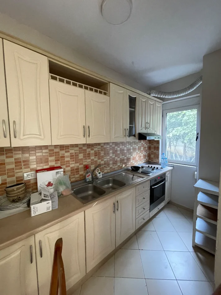 Tirane, jepet me qera apartament 2+1+Ballkon Kati 2, 120 m² 500 € (Pranë Fushës, Ali Demi ,Tiranë.)